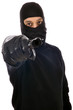 Vermummter Krimineller zielt mit Pistole