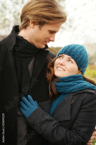 Photo: Junges Paar im Herbst Young Couple Outdoors Junges Paar im Herbst Young Couple Outdoors