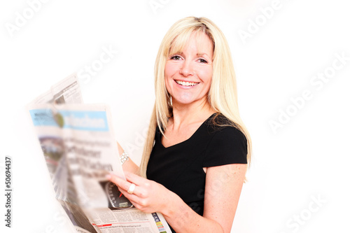 Photo: blonde Frau ließt Zeitung blonde Frau ließt Zeitung
