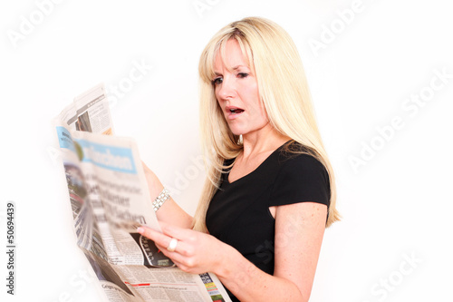 Photo: blonde Frau ließt Zeitung blonde Frau ließt Zeitung