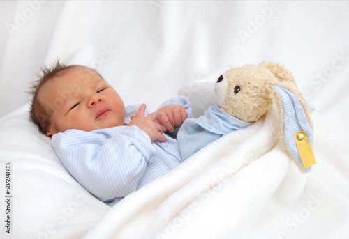 Photo: Neugeborenes Baby blinzelt Neugeborenes Baby blinzelt