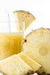 spicchi di ananas e succo in bicchiere