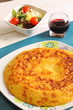 Tortilla de patatas con vino y ensalada