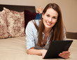 Attraktive junge Frau mit tablet-pc
