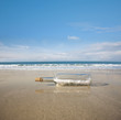 Flaschenpost im Sand