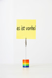 Photo: Sticky notepaper with German text "es ist vorbei" (It's over) clipped to a multicolored card holder Sticky notepaper with German text "es ist vorbei" (It's over) clipped to a multicolored card holder