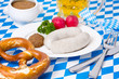 Weißwurst mit Bretzel und Senf