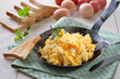 Rühreier in der Pfanne mit Toast