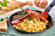 Rühreier mit Speck und Bratwürstl