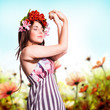junge Frau mit Tulpenkopfschmuck