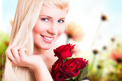 Photo: junge blonde Frau mit Rosen vor Frühlingshintergrund junge blonde Frau mit Rosen vor Frühlingshintergrund
