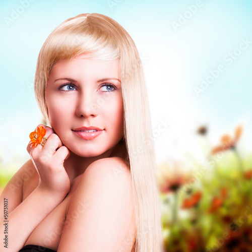 Photo: junge blonde Frau vor Frühlingshintergrund junge blonde Frau vor Frühlingshintergrund