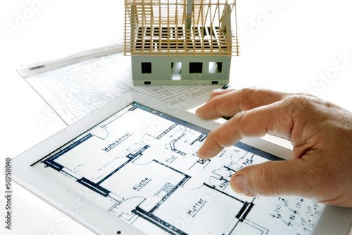Photo: Tablet mit Rohbau und Finger Tablet mit Rohbau und Finger