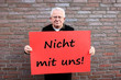senior mit schild: nicht mit uns