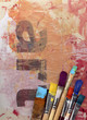 bunte pinsel auf collagierter textur