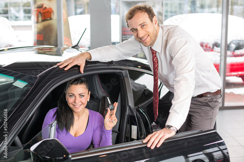 Photo: Verkaufsgespräch und Beratung in einem Autohaus Verkaufsgespräch und Beratung in einem Autohaus