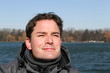 Mann schaut ernst mit kritischem Blick