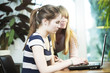 mutter und tochter arbeiten am computer
