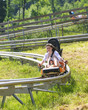 Teenager auf der Sommerrodelbahn