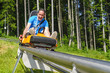 Mann auf einem Alpine Coaster