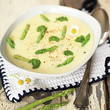Spargelcremesuppe auf weißem Holz