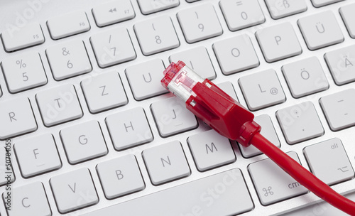 Photo: LAN Kabel und Keyboard LAN Kabel und Keyboard