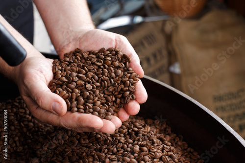 Photo: qualitätskontrolle in der kaffeerösterei qualitätskontrolle in der kaffeerösterei