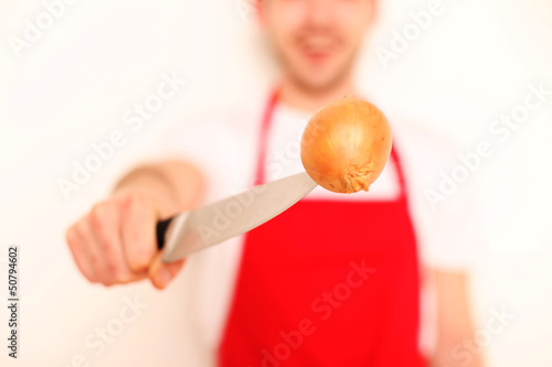 Photo: Koch mit Messer und Zwiebel Koch mit Messer und Zwiebel