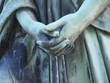 Detail einer Grabstatue , zum Gebet gefaltete Hände