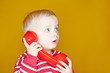 Photo: Kleines Kind hört am Telefon zu Kleines Kind hört am Telefon zu
