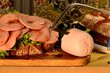 Handwerker essen mit Fleischwurst