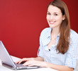 Attraktive junge Frau mit Laptop