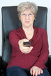 Seniorin mit Fernbedienung