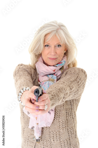 Photo: Attraktive Seniorin hält eine Schusswaffe Attraktive Seniorin hält eine Schusswaffe