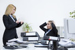 Zwei Frauen Mobbing am Arbeitsplatz