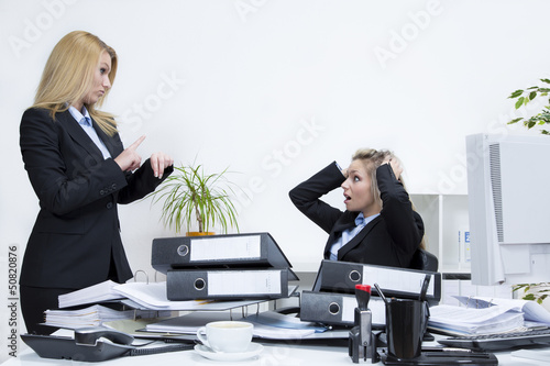 Photo: Zwei Frauen Mobbing am Arbeitsplatz Zwei Frauen Mobbing am Arbeitsplatz