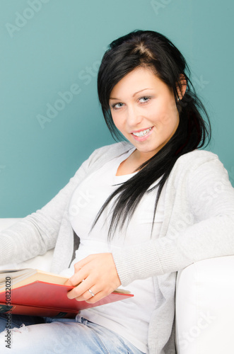 Photo: junge frau beim lesen junge frau beim lesen