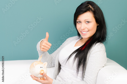 Photo: positiv gestimmte frau spart ihr geld positiv gestimmte frau spart ihr geld