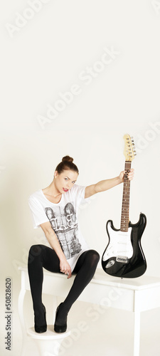 Photo: Model mit Gitarre Model mit Gitarre
