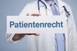 Arzt mit Schild Patientenrecht