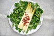 Spargel überbacken mit Käse auf Vogerlsalat