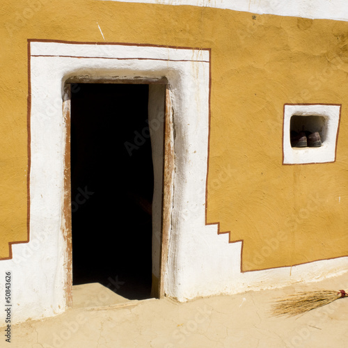 Photo: Porte d'entrée d'une maison indienne colorée. Porte d'entrée d'une maison indienne colorée.
