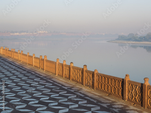 Photo: Lever de soleil au bord de la rivière Yamuna, Taj Mahal. Lever de soleil au bord de la rivière Yamuna, Taj Mahal.