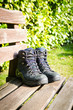 wanderschuhe auf einer parkbank
