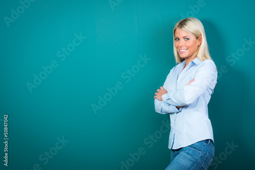 Photo: studentin steht lässig an der wand studentin steht lässig an der wand