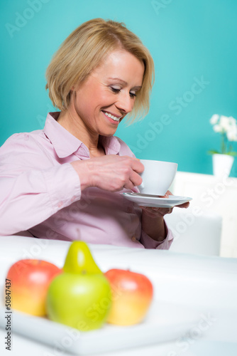 Photo: frau trinkt entspannt kaffee frau trinkt entspannt kaffee