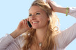Junge Frau telefoniert mit Handy