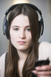 mädchen hört musik mit kopfhörer