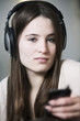 mädchen hört musik mit kopfhörer
