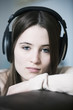mädchen hört musik mit kopfhörer